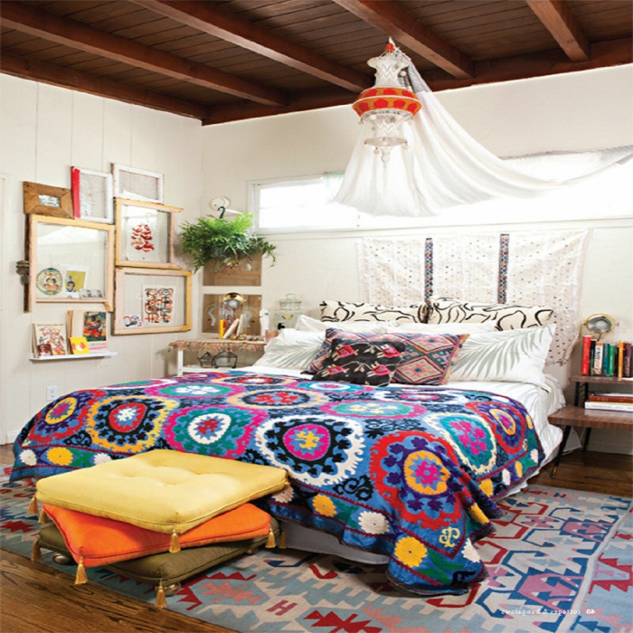 lit et chambre en style boheme chic, tapis aztèque, coussins aux franges, lanterne et baldaquin blanc