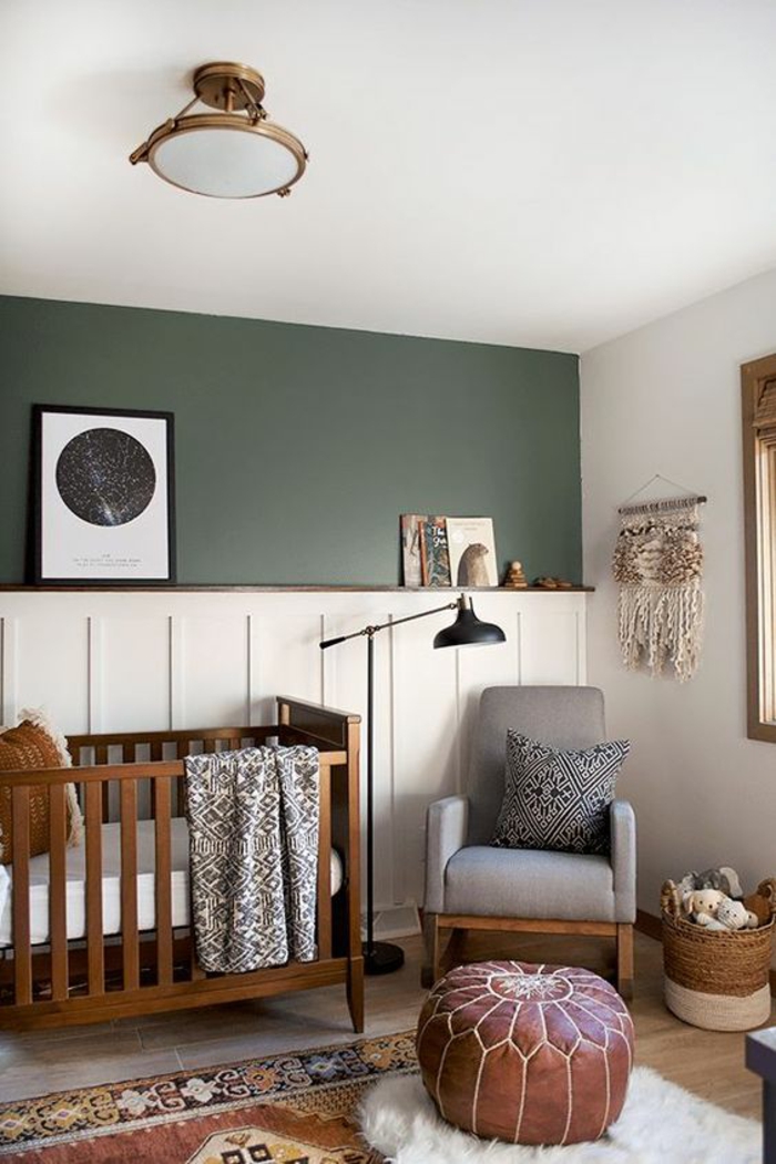 cadre chambre bébé, mur moitié revêtu de bois peint en blanc, moitié peint en bleu canard, lustre chambre en forme ronde en métal couleur bronze