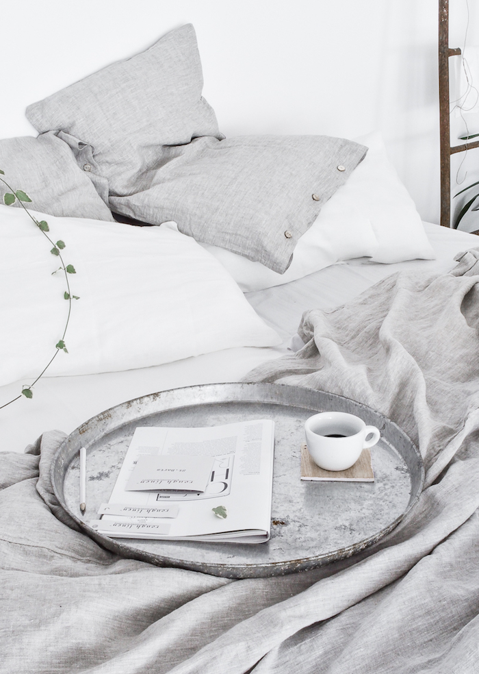 Tableau scandinave idée intérieur scandinave deco choisir le style nordique détail chambre à coucher cosy en blanc et gris
