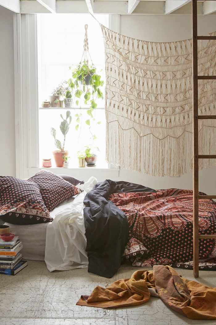 lit et chambre style oho chic, échelle en bois, chambre blanche, tenture crochetée