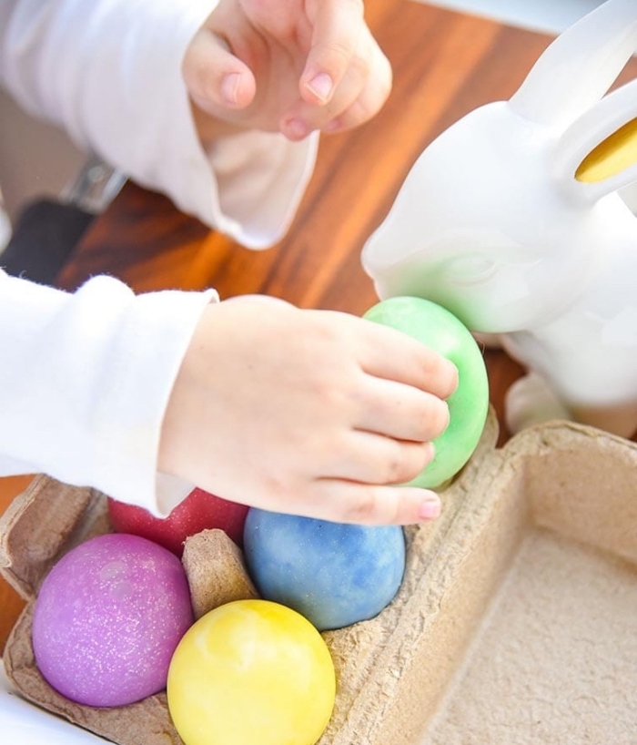 colorer les oeufs de paques avec les enfants, comment décorer les oeufs à coquilles blanches avec peinture alimentaire
