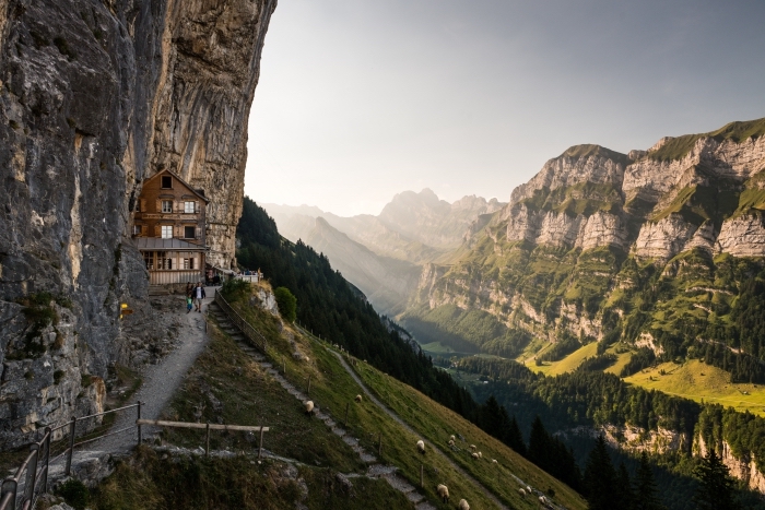 les plus beau fond d écran naturel, maison de bois à trois étages dans les rochers avec une vue splendide vers les montagnes
