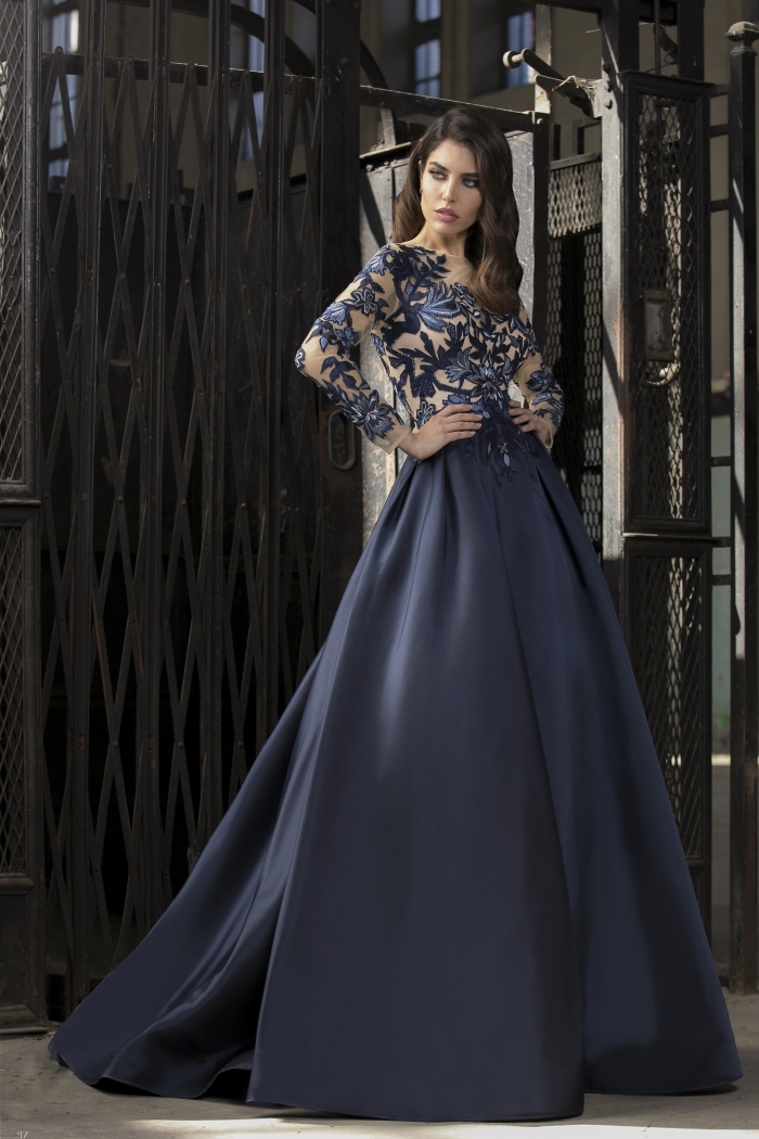 vision élégante en robe princesse de couleur bleu foncé avec jupe large et haut nude transparent à décoration florale