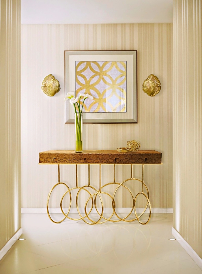 idée déco entrée maison en couleurs blancs et or, aménagement de couloir avec meuble moderne de bois et or