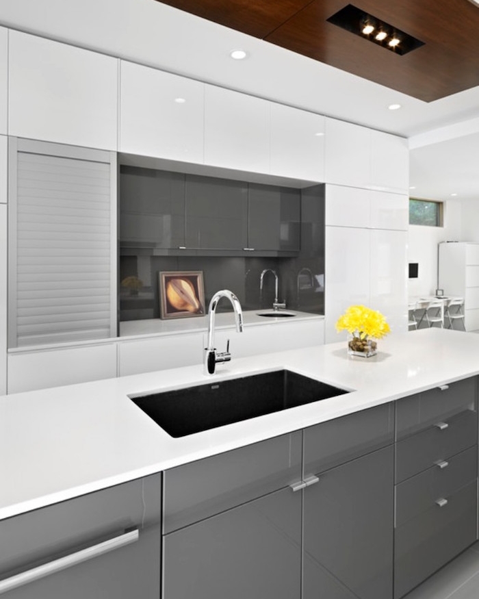 cuisine moderne blanche et gris laqué brillant avec plan de travail blanc