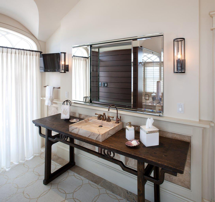 table ancienne en bois massif transformée en meuble salle de bain original, avec une vasque à poser rectangulaire en marbre beige