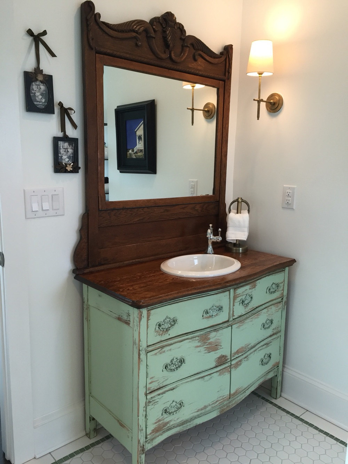 un meuble recup avec vasque et miroir encastrés d'aspect vieilli pour une touche vintage authentique dans la salle de bain campagne chic