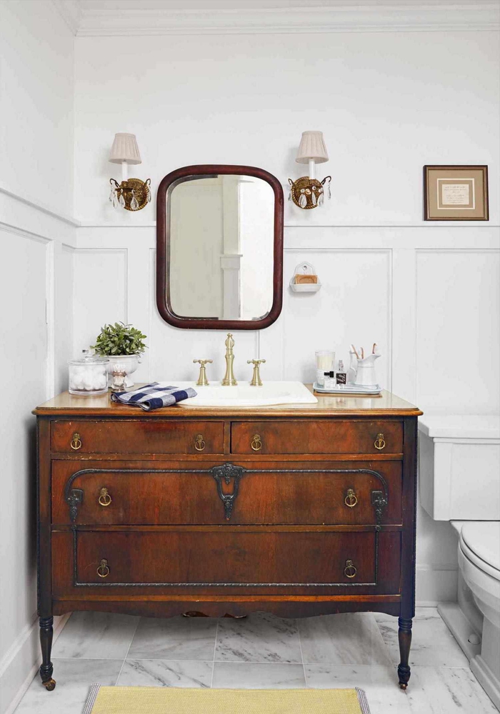 une commode salle de bain en bois antique avec ferrure en bronze transforméen meuble-vasque original pour une ambiance chic à l'ancienne 