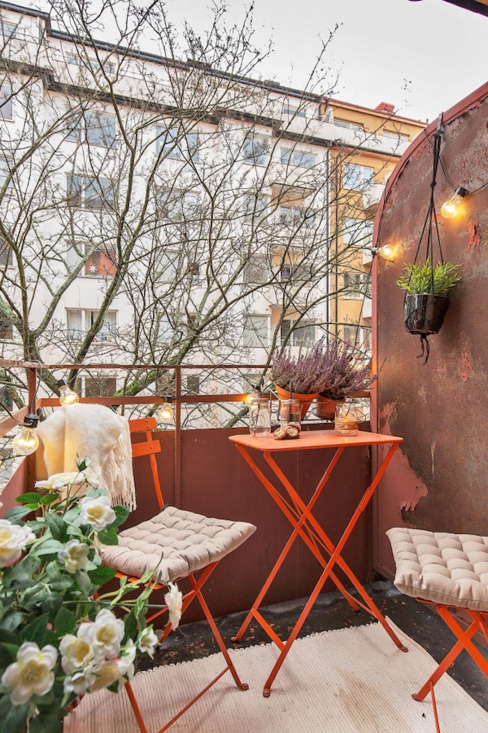 idee balcon vintage avec mur en métal, déco terrasse style berlinois, mobilier de jardin en metal orange retro