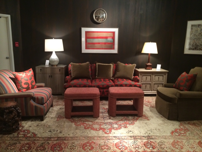 accents en couleur bordeau dans une salle de séjour modeste et artistique, tapis persan