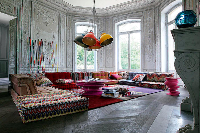 grand salon vintage avec deco style boheme chic, canapés colorés style bobo ethnique