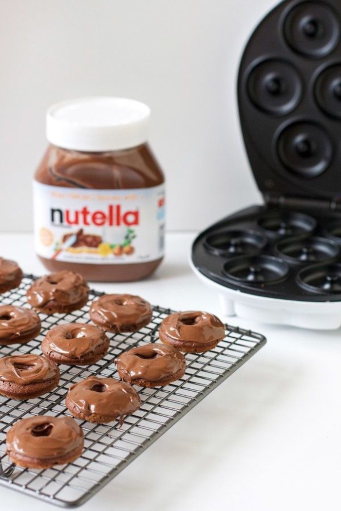 recette au nutella à l'américaine pour un petit-déjeuner gourmand de mini-donuts au glaçage chocolat préparés avec seulement trois ingrédients