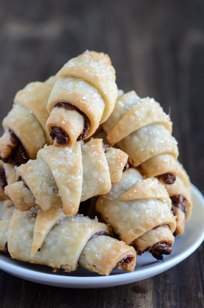 idée dessert rapide de mini-brioches au nutella en forme de croissants pour les fans de la pâte à tartiner légendaire