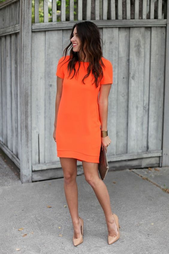 mini robe orange coupe toute simple, tombant librement sur le corps, manches courtes, sac pochette marron, chaussures pointues en couleur chair, robe habillée, comment bien s habiller