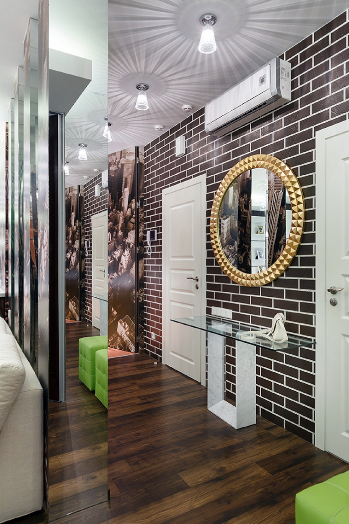 modèle de papier peint couloir à design briques marron combiné avec parquet de bois foncé et miroir à cadre doré