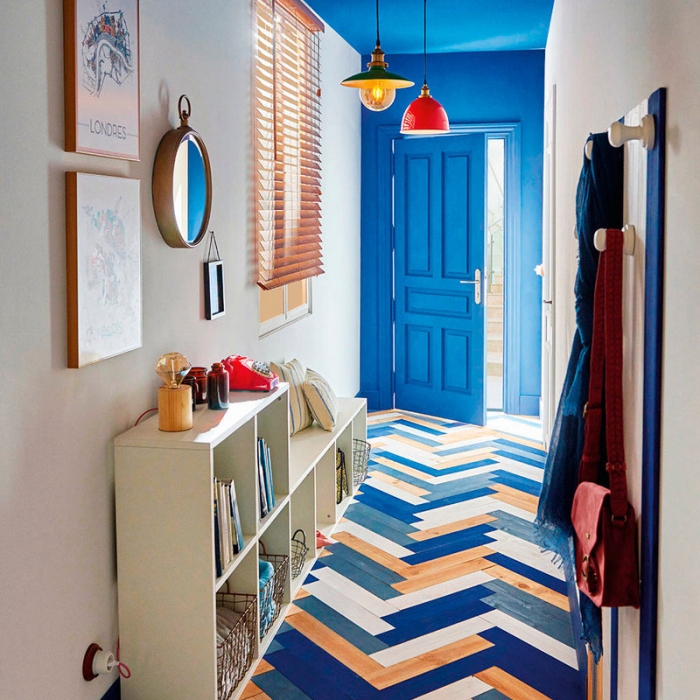 comment intégrer les couleurs fraîches dans la déco du couloir avec une porte bleu et modèle de plancher en bois coloré