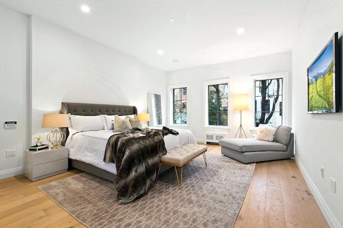 idée de deco pour chambre adulte confortable, chambre parentale confortable avec lit surelevé et sol plancher en bois