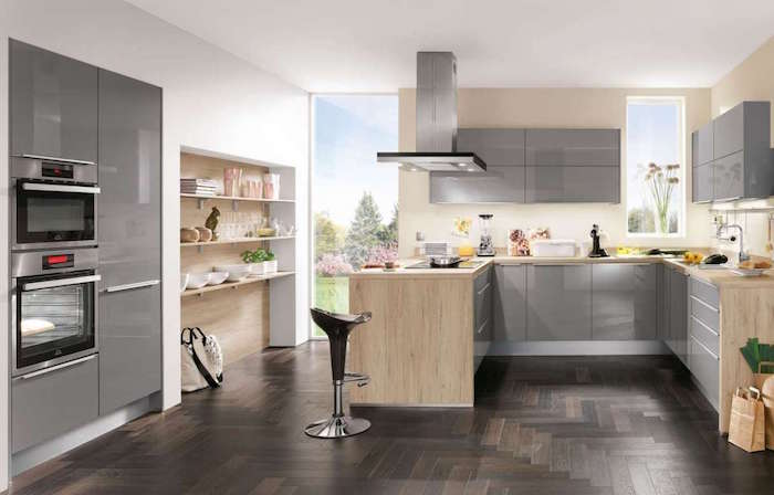modele de cuisine aménagée grise, meubles de cuisine gris laqué sur sol marron
