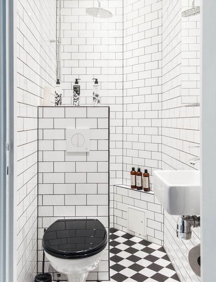 exemple pour aménager une petite salle de bain avec carrelage mur blanc, toilette noir et blanc et sol carrelage damier, douche et lavabo