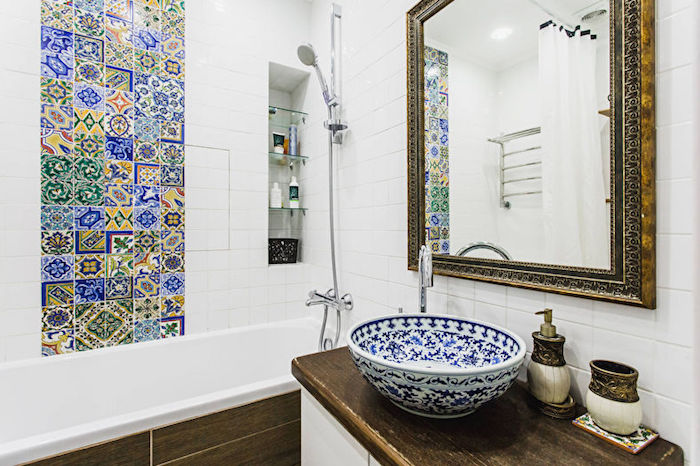 exemple petite salle de bain avec meuble sous vasque bois brut, miroir vintage, carré bande de carrelage patchwork oriental et vasque orientale