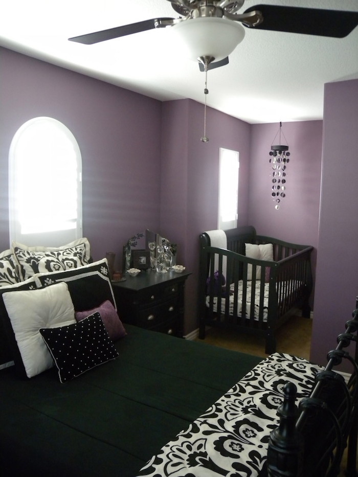 chambre de parents avec murs mauvese meubles noirs, installer lit bébé dans chambre parentale