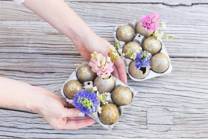idée de deco table paques avec oeufs vidés et peints en glitter doré en forme de vases avec fleurs, carton d'oeufs avec fleurs et coquilles décorées