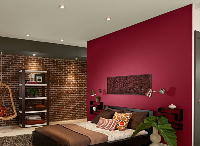 couleur peinture pourpre, parure de lit marron, mur en briques, étagère style industriel