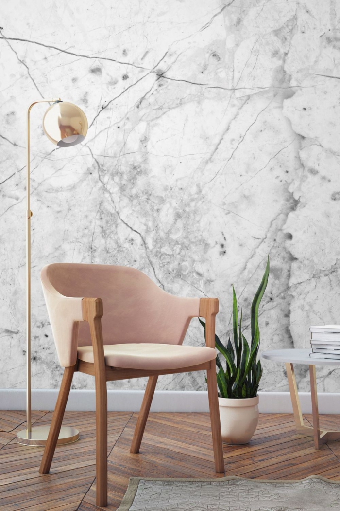 salon aux murs blanc et gris avec plancher de bois, déco de style moderne avec fauteuil de bois et rose poudré
