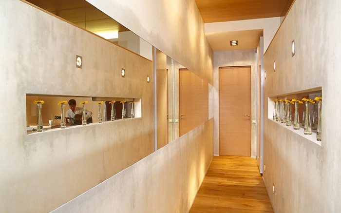 idée peinture couloir et entrée à design béton avec niches et éclairage led, comment aménager un couloir en longueur