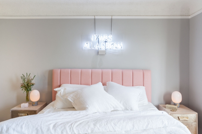 idée de déco chambre parentale aux murs gris clair et plafond blanc aménagée avec meubles de bois clair et lit rose