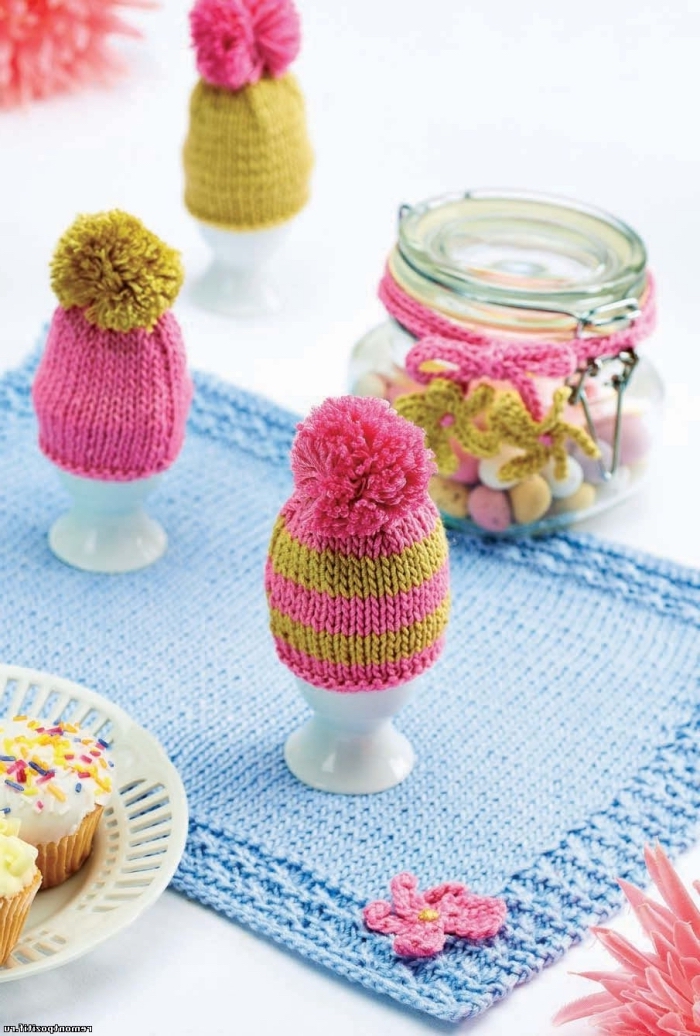 decoration paques facile, arrangement de table en couleurs vives avec oeufs habillés en bonnet de crochet avec pompon