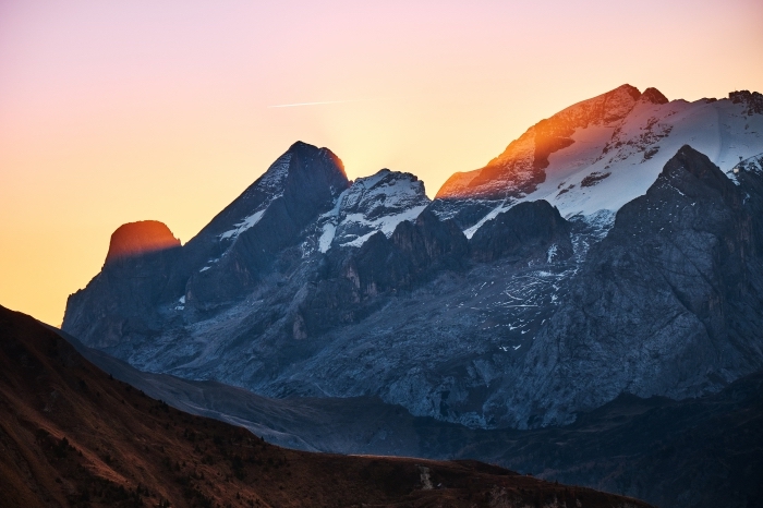 fond d écran paysage au lever du soleil, photo de ciel rose et orange au-dessus des montagnes enneigées