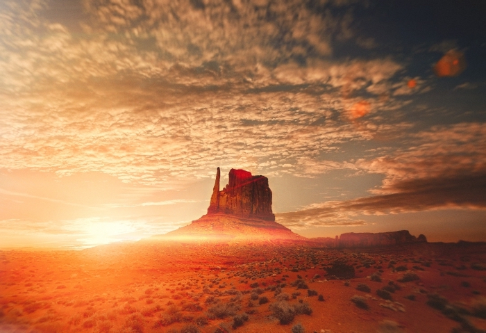 lever de soleil pour wallpaper fond d écran naturel, ciel bleu aux nuages blanches avec rayons du soleil au-dessus de désert
