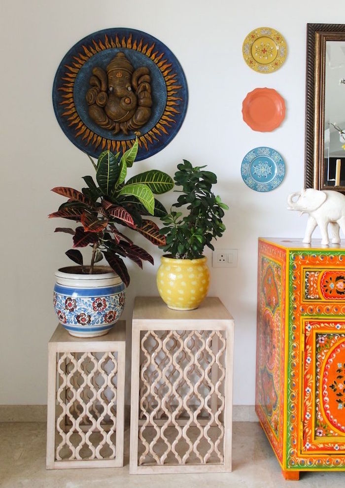idée objet zen deco indienne, aménager salon avec décoration exotique, commode traditionnelle en couleurs