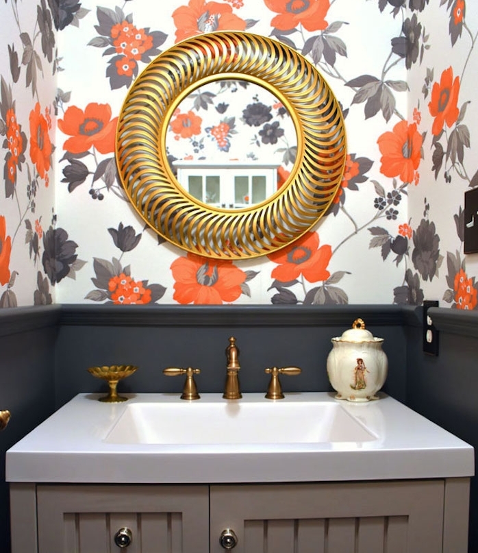 modele de salle de bain petite surface avec mur gris anthracite et papier peint à imprimé floral, meuble sous vasque gris