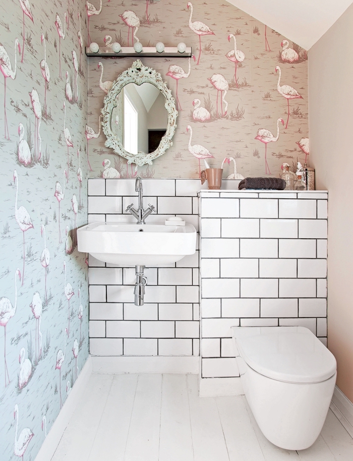 aménagement de salle de bain avec évier et cuvette blancs, déco salle de bain en style tropical avec papier peint résistant à l'eau