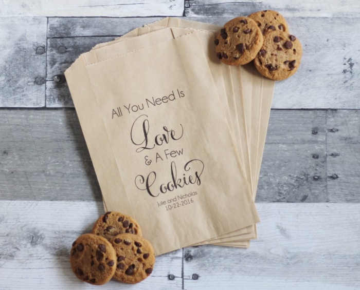 cadeau mariage invité avec produits délicieux, pochette en papier recyclé avec étiquette personnalisée et cookies en chocolat