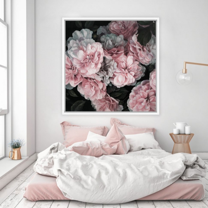 modèle de chambre gris et blanc avec grande fenêtre, modèle de lit couvert de linge rose poudré et blanc, lampe sur pied et vase cuivrés