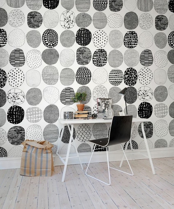 exemple de papier peint blanc et noir sur les murs dans une pièce claire au plancher de bois aménagée avec meubles blanc et noir