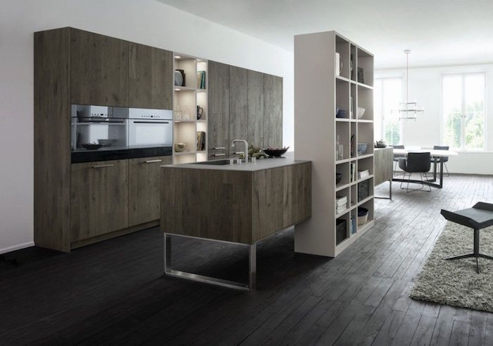 sol parquet gris foncé pour cuisine, coin cuisine américain ouverte avec meubles en bois