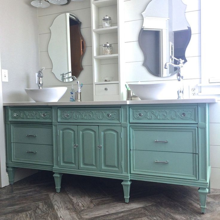 idee deco salle de bain qui mixe le style vintage et le design contemporaine, un meuble double vasque d'esprit récup à nombreux tiroirs