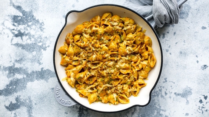recette facile et pas cher de la cuisine italienne, pasta aux crevettes et sauce blanche au fromage et herbes fraiches