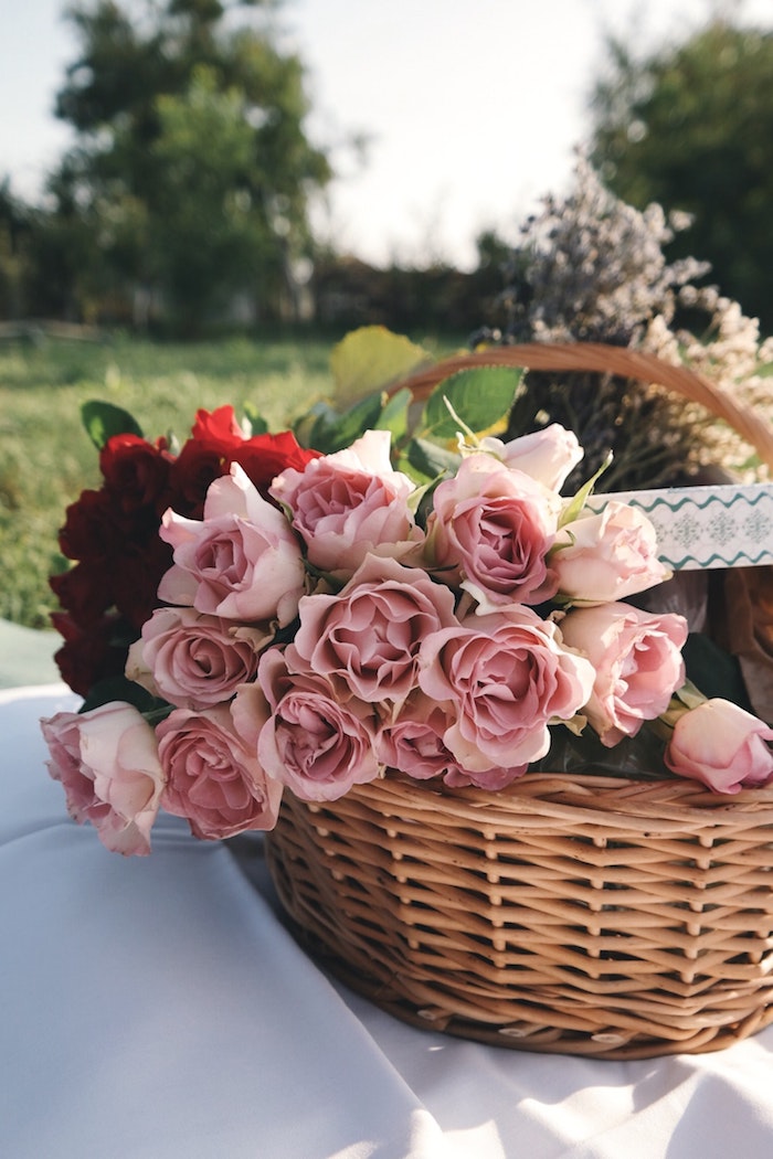 Fond d'écran fleur image de fleur fond d'écran rose pale basket avec roses rouges et roses