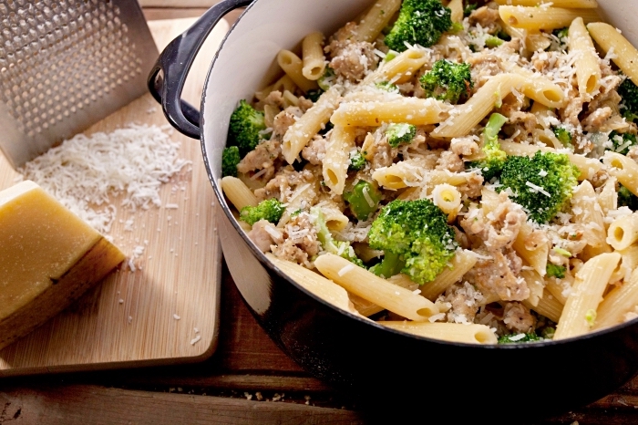 idee repas soir à style italien, pasta au poulet parmesan et brocolli, quel plat préparer dans une casserole pour un diner entre amis