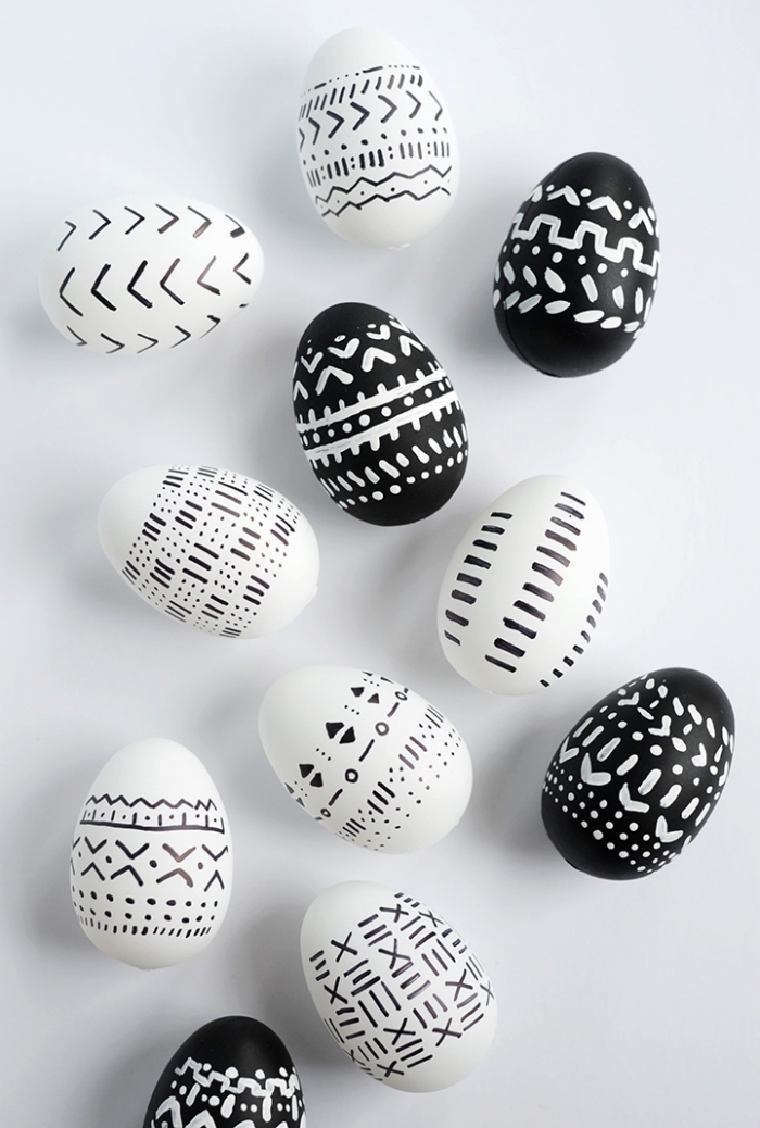 peinture-blanc-et-noir-pour-oeuf-paques-décoration-a-motifs-géométrique-design-minimaliste-ornements-ethniques-symboles exemple de deco de paques en blanc et noir, modèles d'oeufs colorés aux motifs géométriques et ethniques de nuances blanc et noir