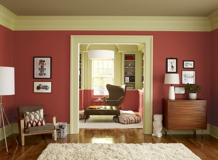 tapis blanc, mur couleur marsala, commode vintage, sol en bois, chaise oeuf
