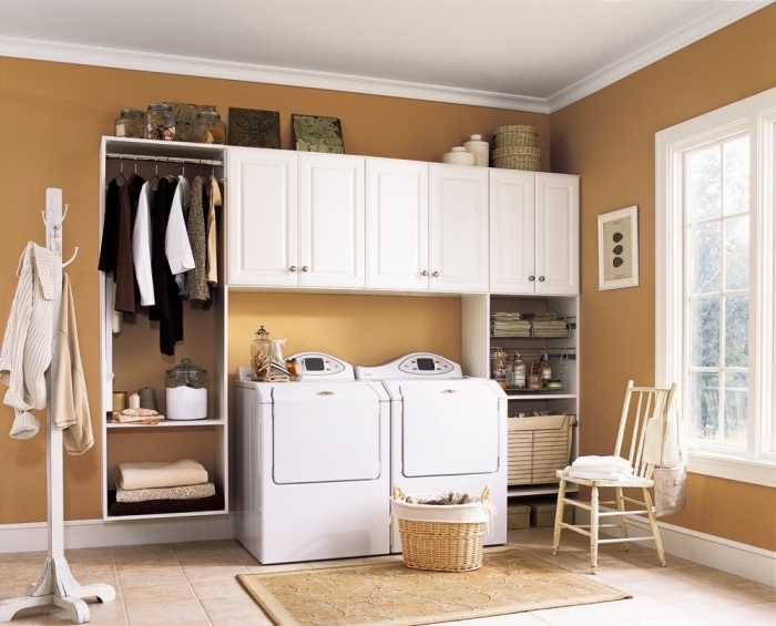 décoration d'intérieur aux murs marron et plafond blanc combinés avec carrelage de sol beige, modèle de meubles et rangements fonctionnels
