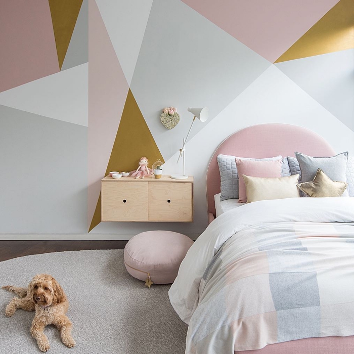 idée comment décorer les murs aux motifs géométriques de couleur rose poudré gris et blanc, déco chambre fille en rose et blanc