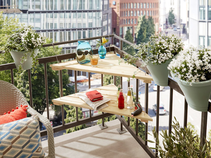 etagere pour balcon amovible, idee petite table pour rambarde de terrasse