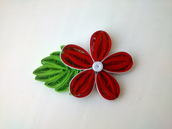 fleur avec cinq pétales rouges et une feuille composée de plusieurs éléments